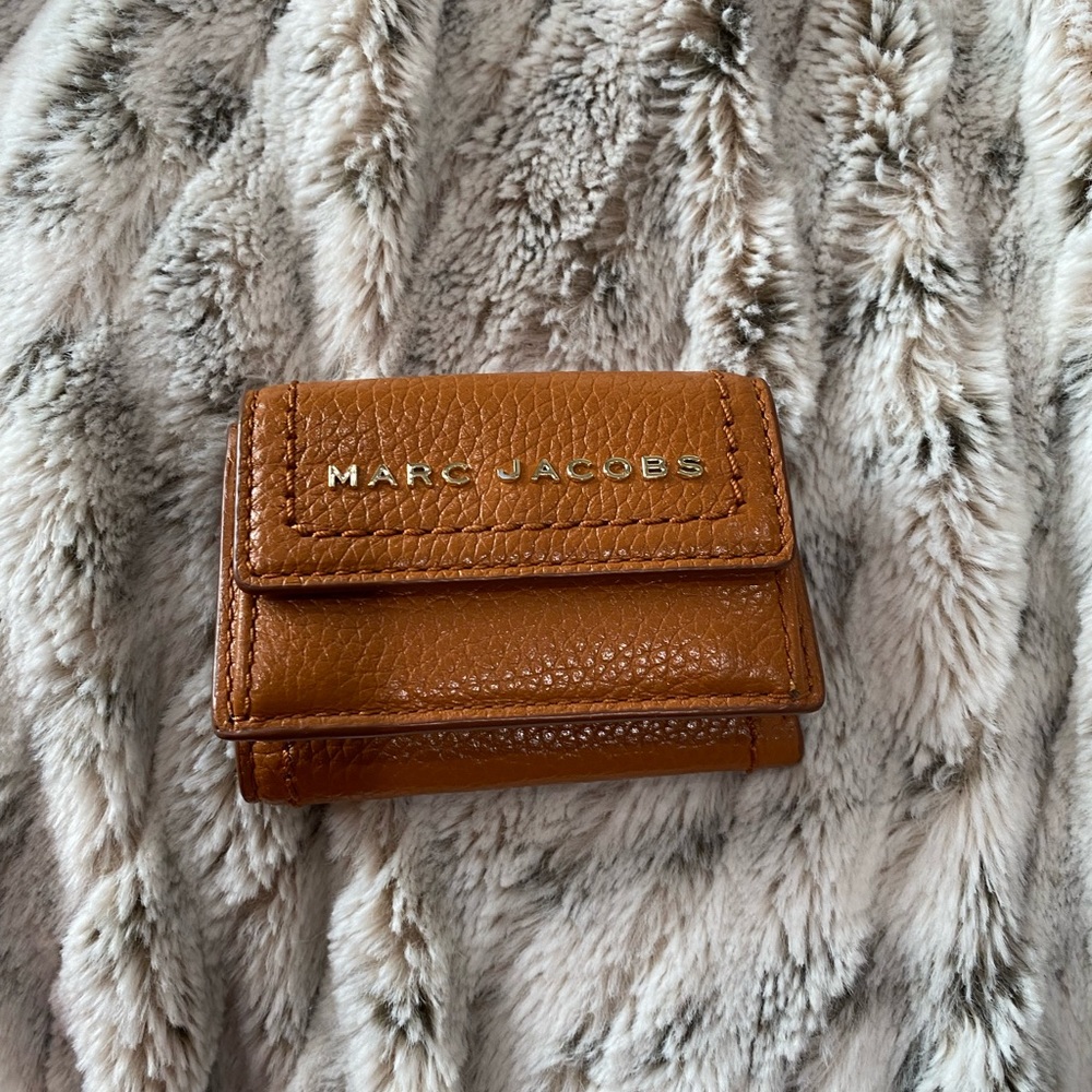 Marc Jacob small beautiful wallet. Only 2 times. Looks like l, brand new.